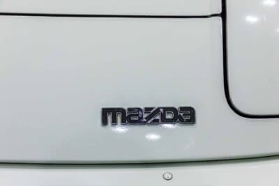 マツダ RX-7：フロントに装着されているマツダのエンブレムは当時の状態をそのまま維持している