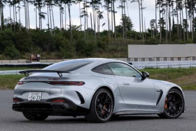 メルセデスAMG GT63S：標準装備のリアウイングとカーボン製リアディフューザーが際立つV8ツインターボ+モーター搭載モデル
