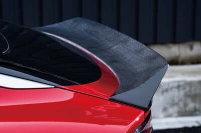 日産 フェアレディZ：カーボントランクスポイラーは端から端をカバーし違和感なく仕上げた造形が光る