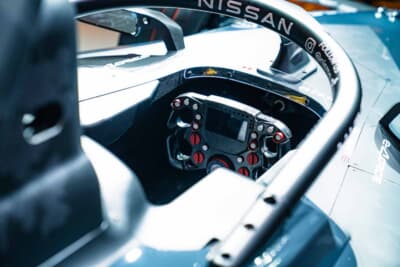 Nissan e-4ORCE 05:ヘイローにNISSANのロゴ、コックピットには多機能スイッチが並ぶステアリングが収まる