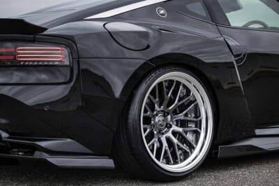 日産 フェアレディZ：ナローボディ後部にFalkenタイヤと多本スポークホイールを組み合わせ、細身のLEDテールが精悍さを放つ