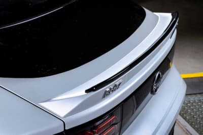 日産 フェアレディZ：トランクスポイラーとRサイドスポイラーが黒く光り、整流効果とデザインアクセントを両立させたリアビュー