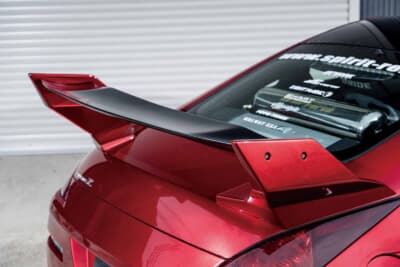 日産 フェアレディZ:ハイマウントリアウイングは独特のセンターフラップが特徴でFRPとカーボン製から選択可能