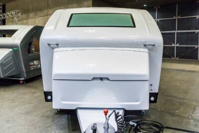 ダイレクトカーズ Aquila360N:正面から見たフロントマスク。大きな天面ガラスと前方の外部ストレージが近未来的な印象を強める