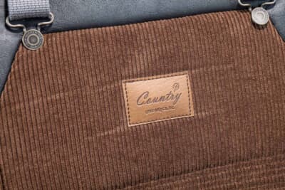 トヨタ ランドクルーザー70:コーデュロイ地に配した“Country”のレザーロゴ。細部まで作り込んだ質感の高さが際立つ