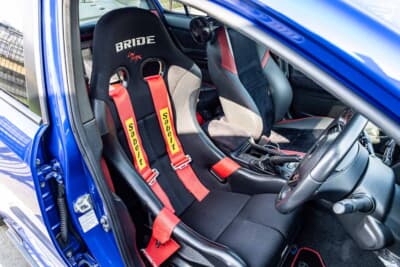 スバル WRX STI:ブリッド製バケットシートにサベルトの4点式シートベルトを組む。サーキットを攻めるための本気の装備だ