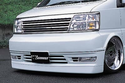 E50 エルグランド:ワンオフエアロの控えめな意匠に合わせ、フロントグリルは純正をマークレス化したシンプルなスタイルに 。シックなムードを素直に主張した