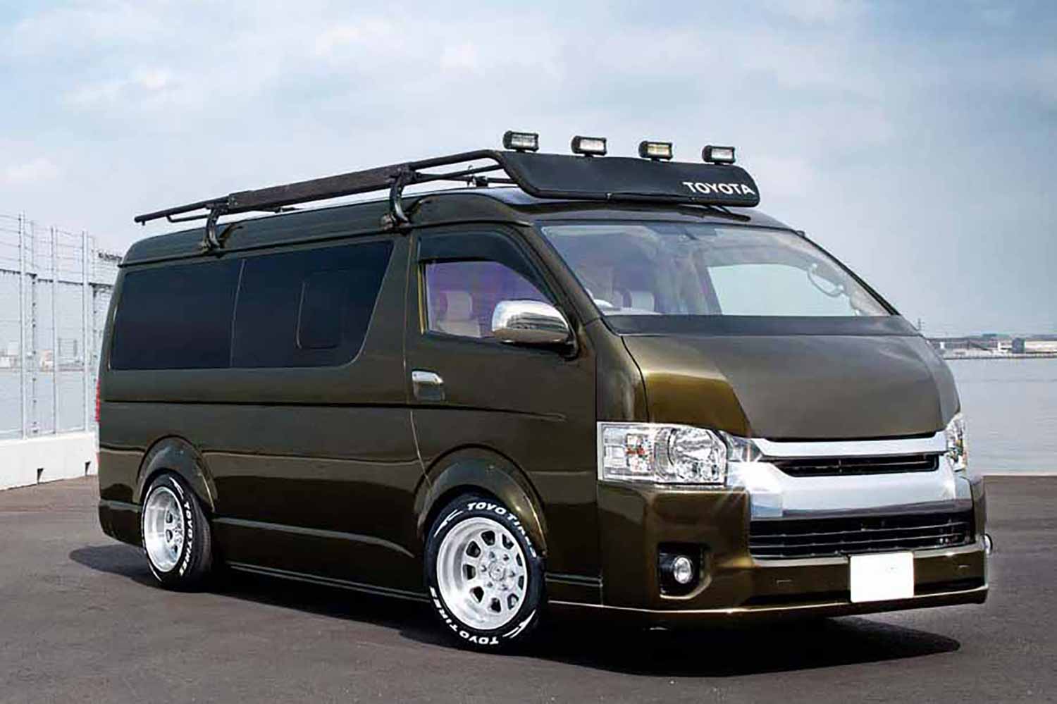 レヴァンナ　深リム　ハイエース　② バケツ感」がたまらない！ あえて小径16インチを履く、トヨタ