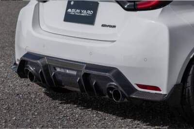 トヨタ GRヤリス：カーボンパーツを各所にまとったサイドビュー、大型リアスポイラーまで一体で見渡せる