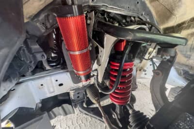 三菱 トライトン:サスペンションはテスト的にタイのメーカーのショックへ変更。これまでのキングショックも含め、実戦とテストを重ねて川畑ドライバーが「手足のように」コントロールできる仕様へとアップデートし続けていく