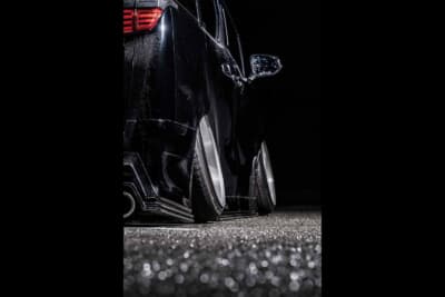 トヨタ ヴェルファイア30系:エアサスで極限まで沈み込んだ車体。リアキャンバーはアッパーアーム、スイングアーム、トーコンアーム位置上げブラケットで形成