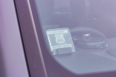 レクサス GX550:VIPERをベースにショップオリジナルのシステムを組み合わせて高い防犯性能を確保したセキュリティ。フロントにはLEDプレートを装着
