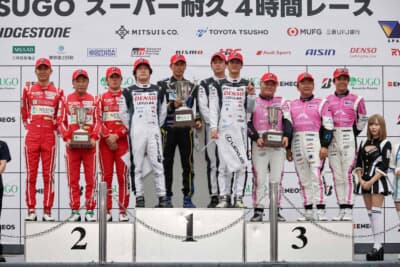 グループ1の表彰台、優勝の#31 DENSO LEXUSを中央に2位#777、3位#23が並ぶ