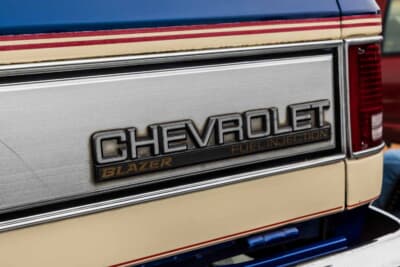 シボレー K5ブレーザー：リアクォーターに配された「CHEVROLET BLAZER」エンブレム。「FUEL INJECTION」の表記がインジェクション仕様であることを示す
