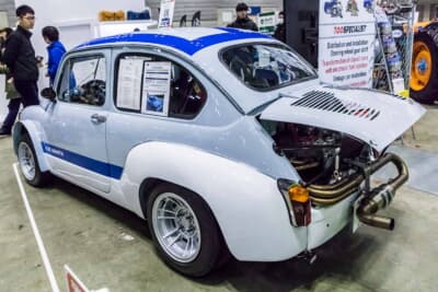 フィアット アバルト1000TCR:リアフードを開けた状態の斜め後方、ルーフからリアへ抜けるブルーのストライプが目を引く