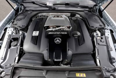 メルセデスAMG GT63S：3,982ccV型8気筒エンジンにAMGロゴのカバーが被さり最高出力612PSを誇る心臓部
