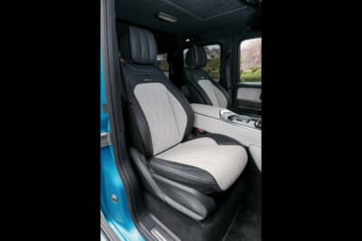 メルセデスAMG G63：ホワイトとブラックのツートンで仕立てたナッパレザーシートにAMGロゴが施された運転席まわり