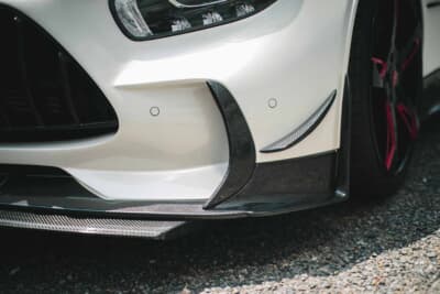 メルセデス・ベンツ AMG GT：サイドスリットの一部にのみカーボンを配し、フェンダーはボディ同色で一体感を演出している