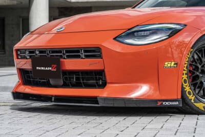 日産 フェアレディZ:グリルガーニッシュはS30Zのグリルデザインをオマージュした造形。フロントまわりは、S30Zの記憶を呼び覚ますデザインでまとめられている