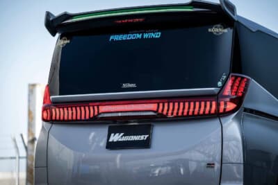 トヨタ ヴォクシー:ヴァレンティの縦デザインテールランプが車格を引き上げ、リアゲートウイングはアフェクション製。大人の雰囲気を醸し出している