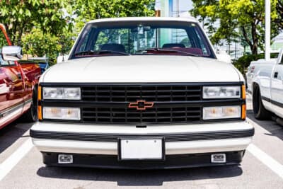 シボレー C1500 454SS：454SSならではの赤いシボレーエンブレムが印象的なフロントフェイス