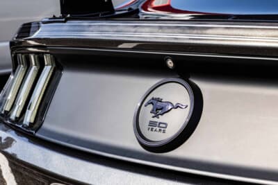 フォード マスタング:50周年記念モデルを示すランニングホースエンブレムがリアハッチに輝く