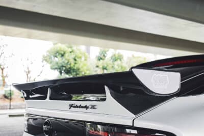 日産 フェアレディZ：Fairlady Zエンブレム脇に映るGTゲートウイングは、ウイングベース素材を選べる仕様だ