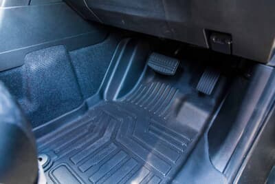 三菱 トライトン:運転席足もとに敷いた防水の立体フロアマット。雪や泥を落としても手入れが簡単だ