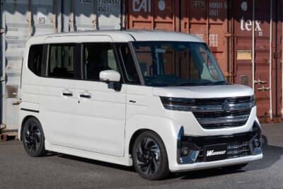 スズキ スペーシアカスタム：デニムブラックシートカバーの装着例となる白の軽ハイトワゴン。500車種以上の対応車種のひとつだ