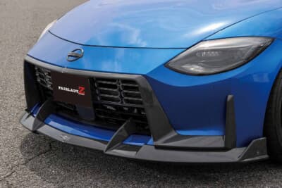 日産 フェアレディZ:「IMPUL Z LIMITED EDITION」のロゴを掲げたフロントバンパーの大型カーボンスポイラーと、迫力のあるエアインテーク設計が攻撃的なフロントマスクを演出