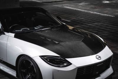 日産 フェアレディZ:ホワイトボディに漆黒のカーボンボンネットを装着した際立つ色合いのコントラスト
