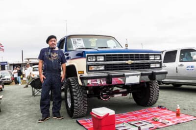 シボレー K5ブレーザー：数多のアメリカ車を経てたどり着いた愛車を前にするオーナーの白山さん。趣味性の高さと走る楽しさに最高の満足を感じている