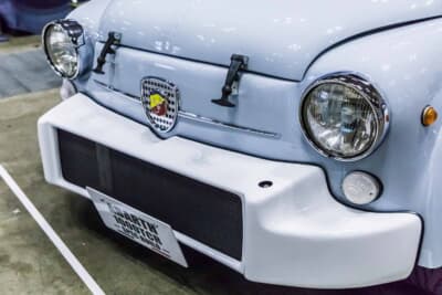 フィアット アバルト1000TCR:アバルトエンブレムと丸型ヘッドライト、メッシュグリルを備えたフロント