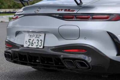 メルセデスAMG GT63S：カーボン製ディフューザーと4本出しマフラーが並ぶリアバンパー、赤い反射板がアクセントに