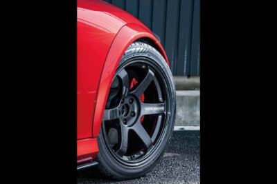 日産 フェアレディZ：コンケーブ形状のボルクレーシングTE37SAGAを装着しワイドフェンダーとの一体感を演出