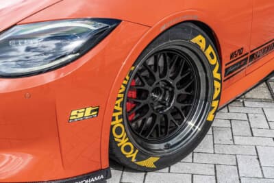 日産 フェアレディZ:フェンダートリムが視覚的に15mmのローダウン効果を演出。ニスモ用も用意されている