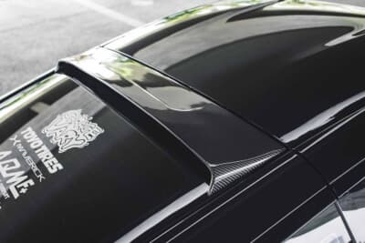 日産 フェアレディZ：ハイマウントストップランプを覆うカーボン製Rルーフスポイラーがルーフラインを引き締める