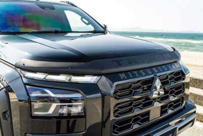 三菱 トライトン:MITSUBISHIとTRITONのロゴが並ぶフロントまわり。ノーズ先端のオーストラリア三菱純正バグガードが精悍さを添える