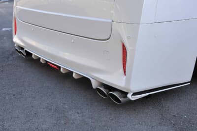 トヨタ アルファード:片側2本の4本出しテール。ローダウンに対応した底上げ形状のオーバルマフラーを採用する