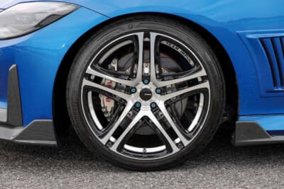 日産 フェアレディZ:ツートンカラーの19インチ鍛造ホイールに、鮮やかなマットゴールドキャリパーのブレーキシステムが組み合わせられた足まわり