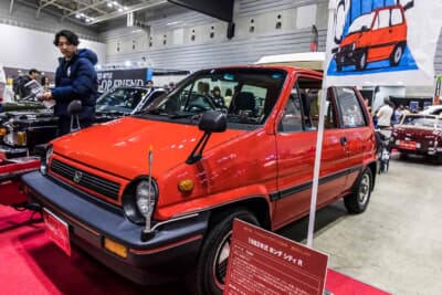 ホンダ シティ：傍らに自作ののぼりを掲げ来場者の視線を集めた1982年式シティR