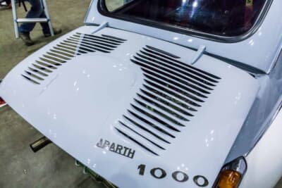 フィアット アバルト1000TCR:水平ルーバーが刻まれたリアフードに、アバルト1000のレタリング