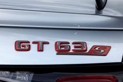 メルセデスAMG GT63S：赤い縁取りが施された「GT 63 S」のエンブレムがボディに輝く