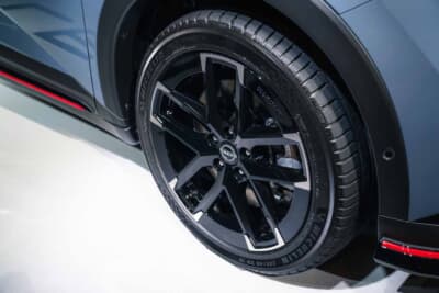 日産 リーフNISMO：タイヤサイズは235/45R19で、8.0Jのリム幅を持つ専用ホイールに装着される