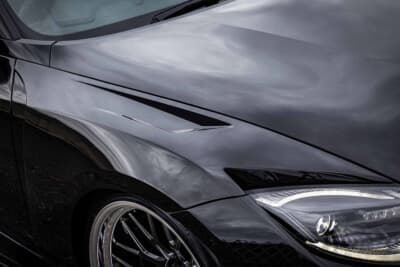 日産 フェアレディZ：フロントフェンダーに刻んだダクトラインがボリューム感を高め、ヘッドライトへ滑らかにつながる
