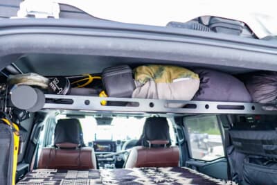 トヨタ ランドクルーザー250：寝袋やキャンプ用品などを効率よく収納して車内の居住スペースを最大限に確保する荷室のラック