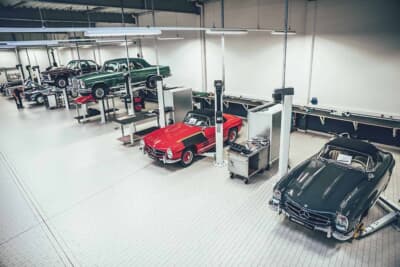 メルセデス・ベンツ ブラバスクラシック:リフトに並ぶ往年の名車たちに新車以上の状態へと蘇らせるレストアが施される
