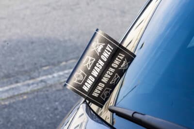 アバルト 595：手洗い洗車を促すユニークなタグ。愛車を大切にする金山さんのこだわりがにじむ
