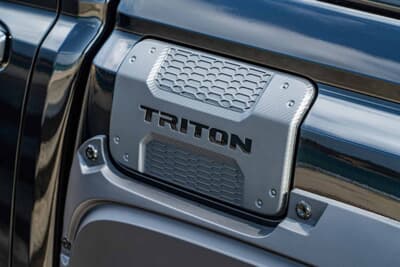 三菱 トライトン:TRITONの文字を刻んだカーボン調のフューエルリッドカバー。純正オプションで質感を高めた給油口まわりだ