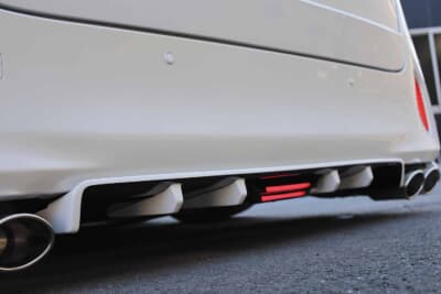 トヨタ アルファード:リアセンターアンダーディフューザーがスポーティな存在感を放つ。LEDローマウントプロテクターとフィン造形が精悍だ